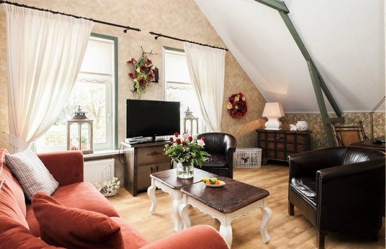 Cozy living room in Cottage in Stieltjeskanaal, bed and breakfast in Southeast Drenthe with comfortable seating area.