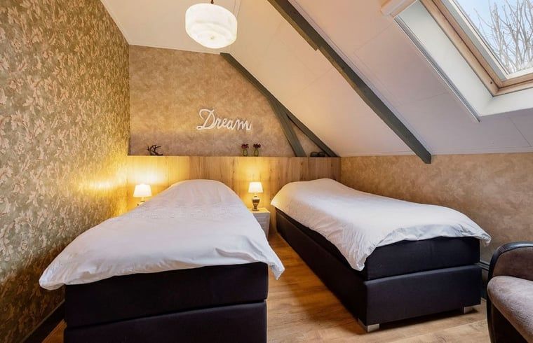 Attractive double room in Cottage in Stieltjeskanaal, bed and breakfast in Southeast Drenthe overlooking nature.