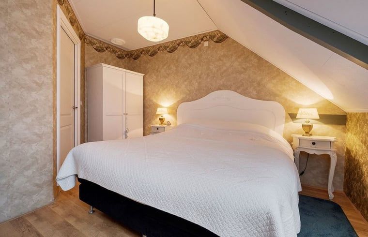 Cozy bedroom in Cottage in Stieltjeskanaal, bed and breakfast in Drenthe with comfortable bed and warm ambiance.
