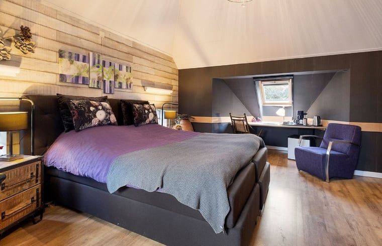 Gezellige slaapkamer in Huisje in Stieltjeskanaal, Zuidoost Drenthe, met modern interieur en comfortabele bedden.