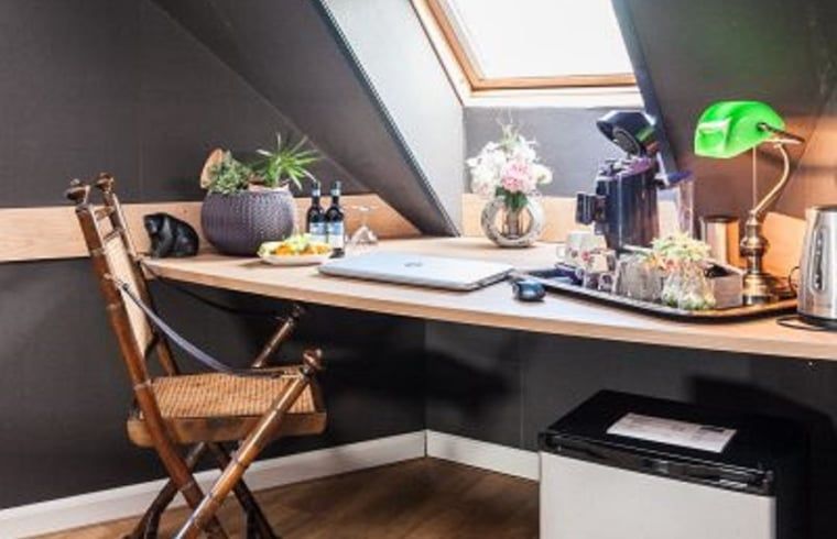 Knus bureau in Huisje in Stieltjeskanaal, Zuidoost Drenthe, met uitzicht op de natuur en voorzien van koffiehoek.