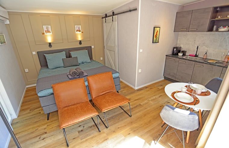 Binnenruimte van Huisje in Elim, bed and breakfast in Elim, Zuidwest Drenthe, met gezellige zithoek en keuken.