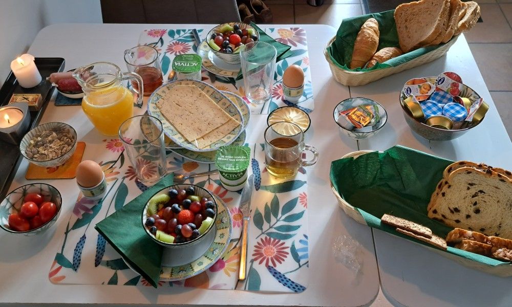 Uitgebreid ontbijt geserveerd in bed & breakfast DE DOBBE in Glimmen, Groningen.