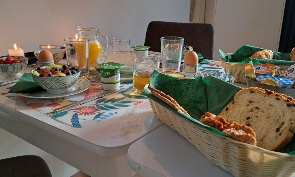 Gezond ontbijt met vers fruit in bed & breakfast DE DOBBE in Glimmen, Groningen.