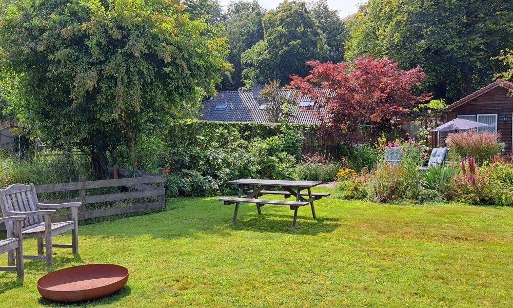 Picknicktafel in de tuin van bed & breakfast DE DOBBE in Glimmen, Groningen.