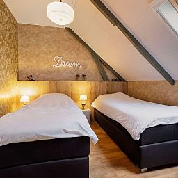 Attractive double room in Cottage in Stieltjeskanaal, bed and breakfast in Southeast Drenthe overlooking nature.