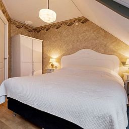 Cozy bedroom in Cottage in Stieltjeskanaal, bed and breakfast in Drenthe with comfortable bed and warm ambiance.