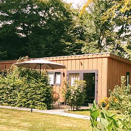 Buitenkant van Huisje in Elim, vakantiehuis in Elim, Zuidwest Drenthe, omgeven door groen en rust.