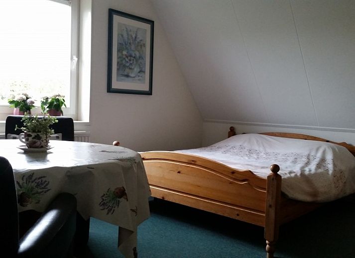 B&B van der Wal in Den Burg Texel, charming bed and breakfast with spacious garden and Dutch flag, ideal for a relaxing stay.