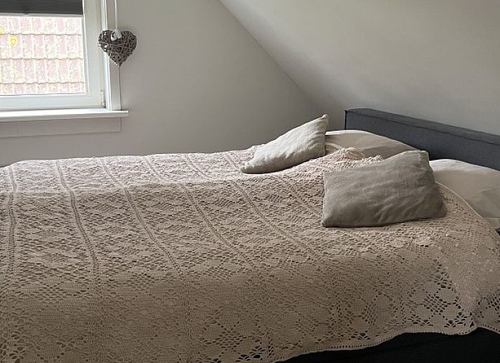 Bright room with open window in B&B de witte punt Texel, Oudeschild, perfect for relaxation.