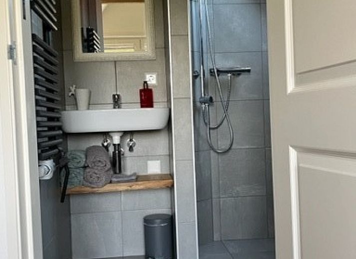 Bright room with open window in B&B de witte punt Texel, Oudeschild, perfect for relaxation.