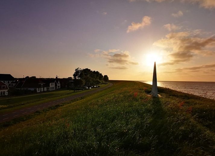 Modern facilities in B&B de witte punt Texel, Oudeschild, with television and coffee corner.
