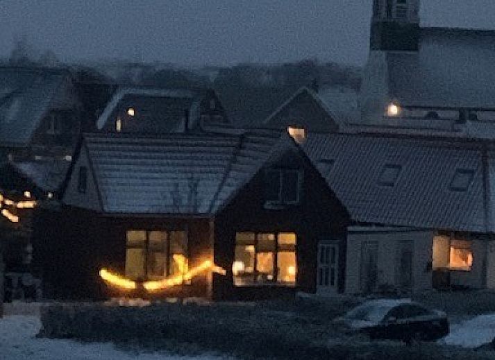 Modern facilities in B&B de witte punt Texel, Oudeschild, with television and coffee corner.