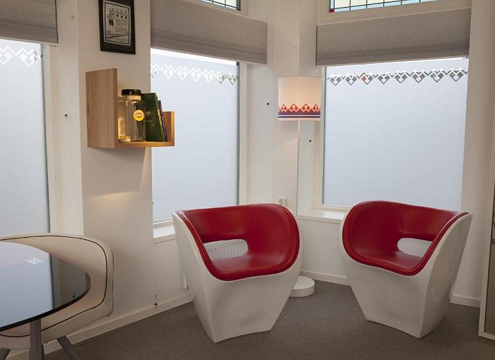 Moderne ontvangsthal van Stadslogement Kingsize, een B&B in Sneek, Friese elfsteden.