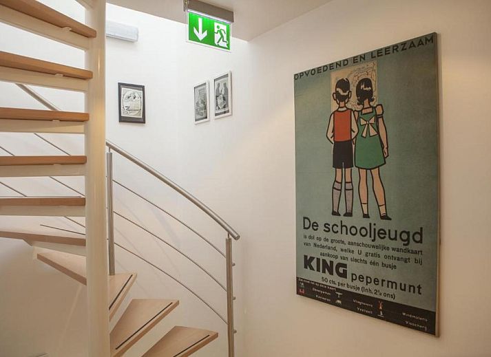 Moderne ontvangsthal van Stadslogement Kingsize, een B&B in Sneek, Friese elfsteden.