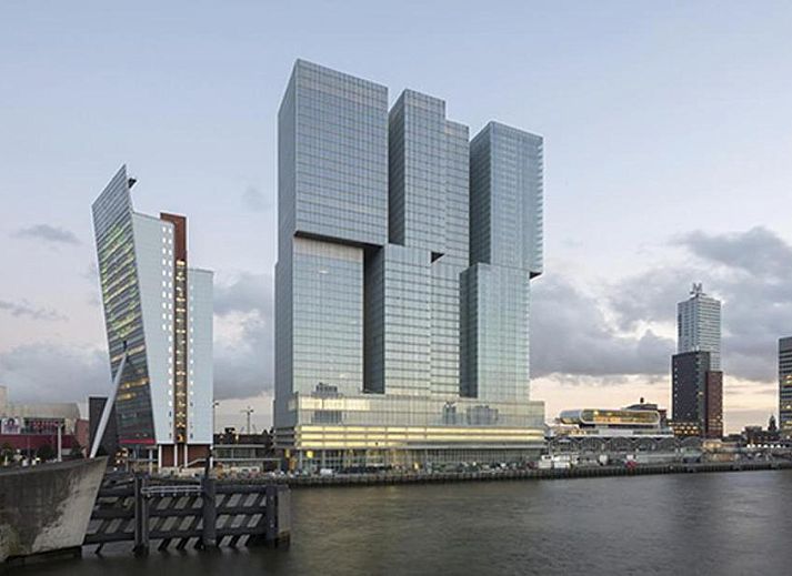 Geraeumiges Schlafzimmer mit gruenem Akzent bei Alberti - Bed & Bike, Bed and Breakfast in Rotterdam, Suedholland.