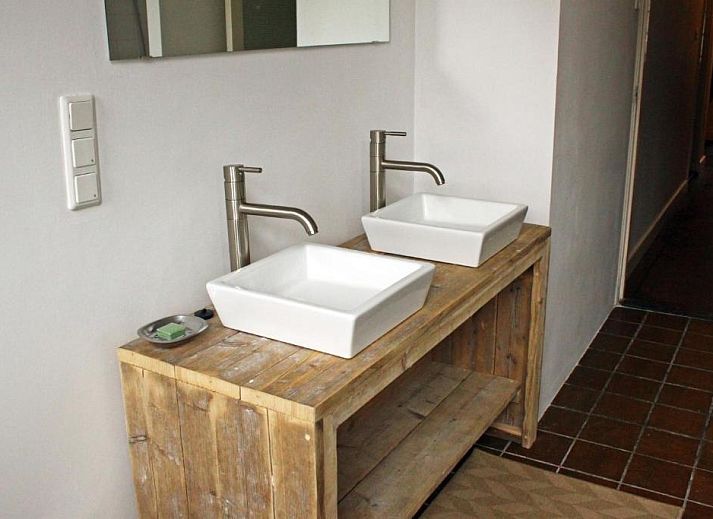 Handdoeken en douchegel bij Bed & Breakfast Walenburg in Rotterdam, Zuid-Holland.