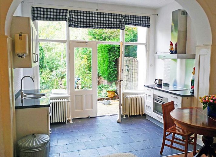 Handdoeken en douchegel bij Bed & Breakfast Walenburg in Rotterdam, Zuid-Holland.