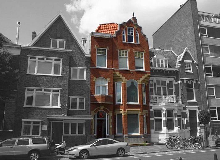 Gezellige binnenruimte van Bed & Breakfast Walenburg, Rotterdam, met uitzicht op de tuin.