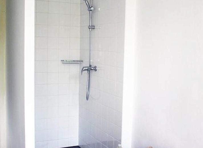 Gezellige binnenruimte van Bed & Breakfast Walenburg, Rotterdam, met uitzicht op de tuin.