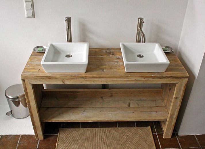 Gezellige binnenruimte van Bed & Breakfast Walenburg, Rotterdam, met uitzicht op de tuin.