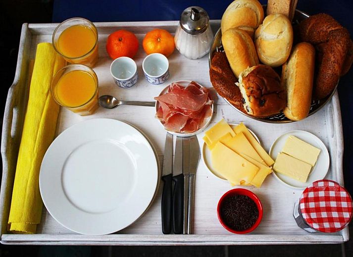 Moderne badkamer met dubbele wastafel in Bed & Breakfast Walenburg, Rotterdam.