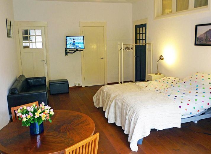 Moderne badkamer met dubbele wastafel in Bed & Breakfast Walenburg, Rotterdam.