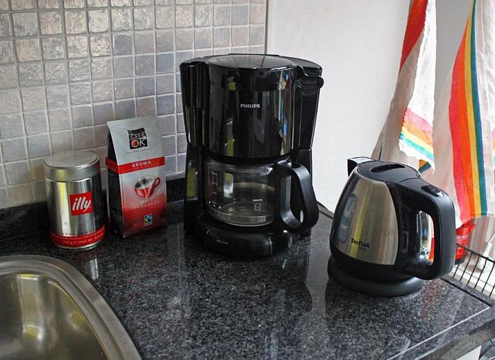 Keuken met uitzicht op de tuin bij Bed & Breakfast Walenburg in Rotterdam, Zuid-Holland.