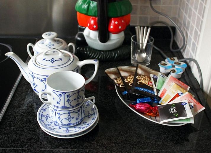 Keuken met uitzicht op de tuin bij Bed & Breakfast Walenburg in Rotterdam, Zuid-Holland.