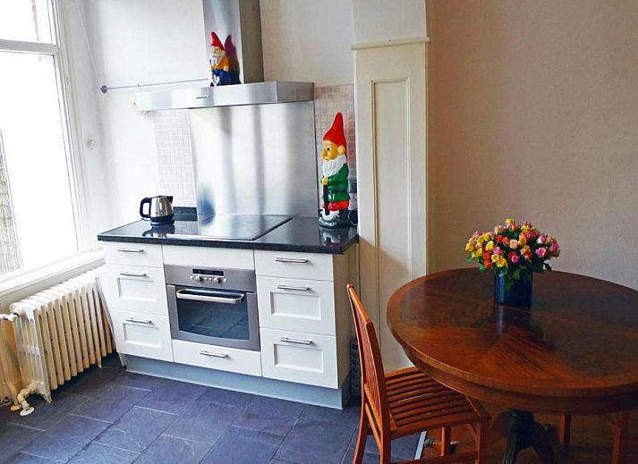 Keuken met uitzicht op de tuin bij Bed & Breakfast Walenburg in Rotterdam, Zuid-Holland.