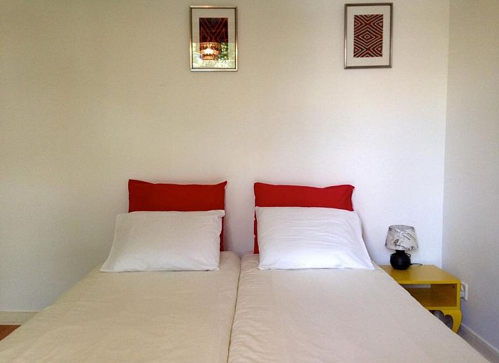 Bed & Breakfast Maria in Rotterdam, charmante Fassade, umgeben von Gruen und Baeumen.