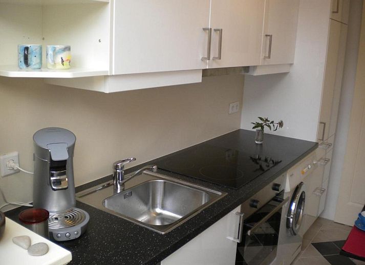 Bed & Breakfast Maria in Rotterdam, charmante Fassade, umgeben von Gruen und Baeumen.