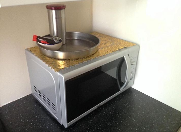 Bed & Breakfast Maria in Rotterdam, charmante Fassade, umgeben von Gruen und Baeumen.