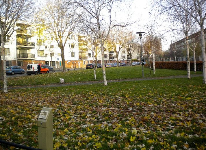 Gemuetliches Zimmer im Bed & Breakfast Maria in Rotterdam mit roten und weissen Akzenten.