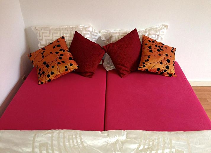 Gemuetliches Zimmer im Bed & Breakfast Maria in Rotterdam mit roten und weissen Akzenten.