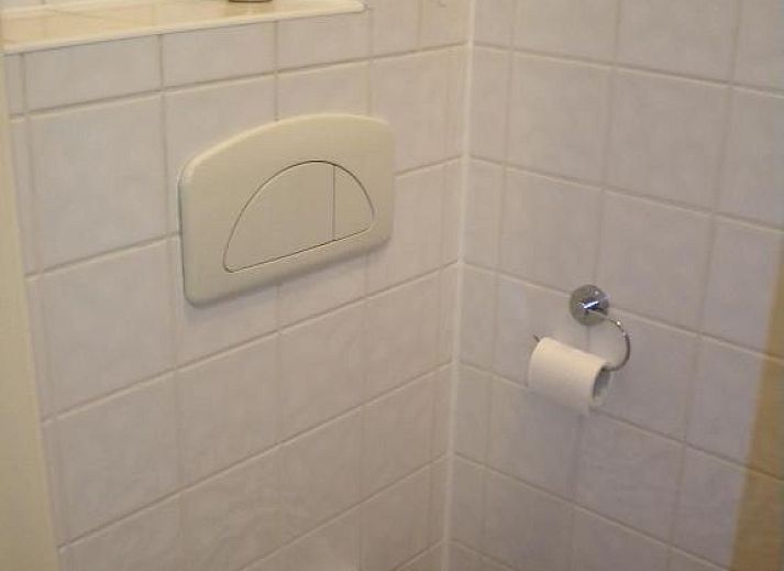 Gemuetliches Zimmer im Bed & Breakfast Maria in Rotterdam mit roten und weissen Akzenten.