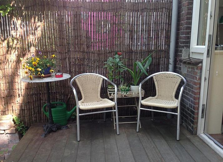 Moderne Kueche im Bed & Breakfast Maria, Rotterdam, komplett mit Geraeten und Schraenken.