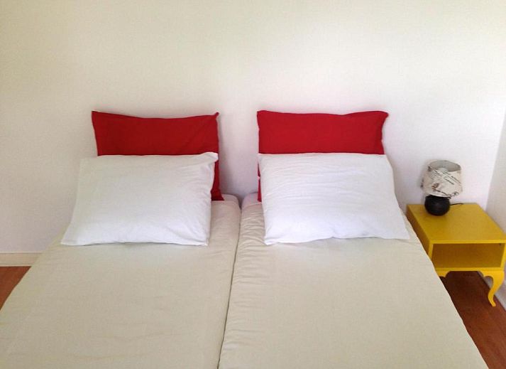 Moderne Kueche im Bed & Breakfast Maria, Rotterdam, komplett mit Geraeten und Schraenken.