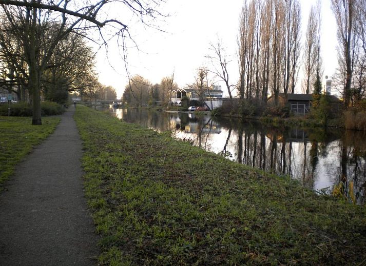 Moderne Kueche im Bed & Breakfast Maria, Rotterdam, komplett mit Geraeten und Schraenken.