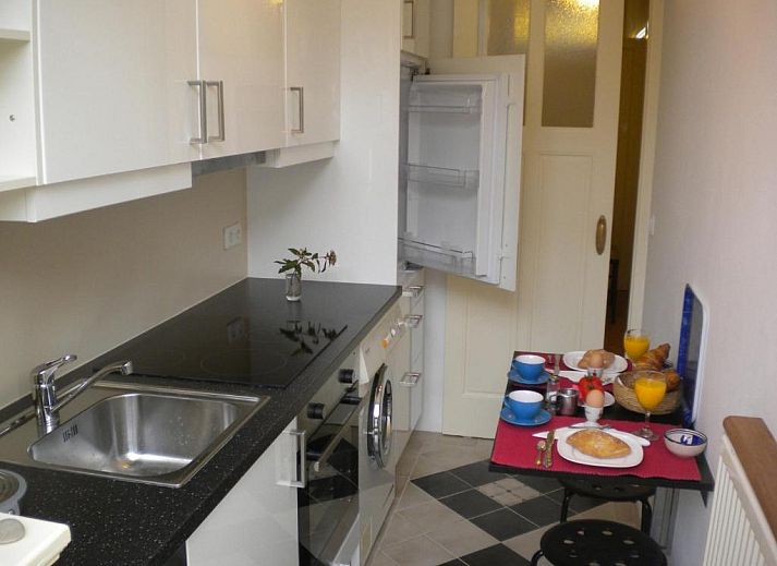 Funktionelle Mikrowelle im Bed & Breakfast Maria in Rotterdam, ideal fuer schnelle Mahlzeiten.