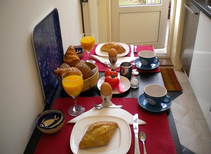 Funktionelle Mikrowelle im Bed & Breakfast Maria in Rotterdam, ideal fuer schnelle Mahlzeiten.