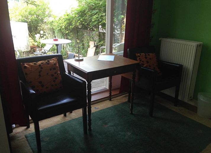 Gemuetliche Kaffeeecke mit Aussicht im Bed & Breakfast Maria in Rotterdam, einschliesslich einer Kaffeemaschine.