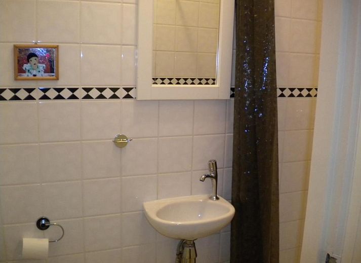 Gemuetliche Kaffeeecke mit Aussicht im Bed & Breakfast Maria in Rotterdam, einschliesslich einer Kaffeemaschine.