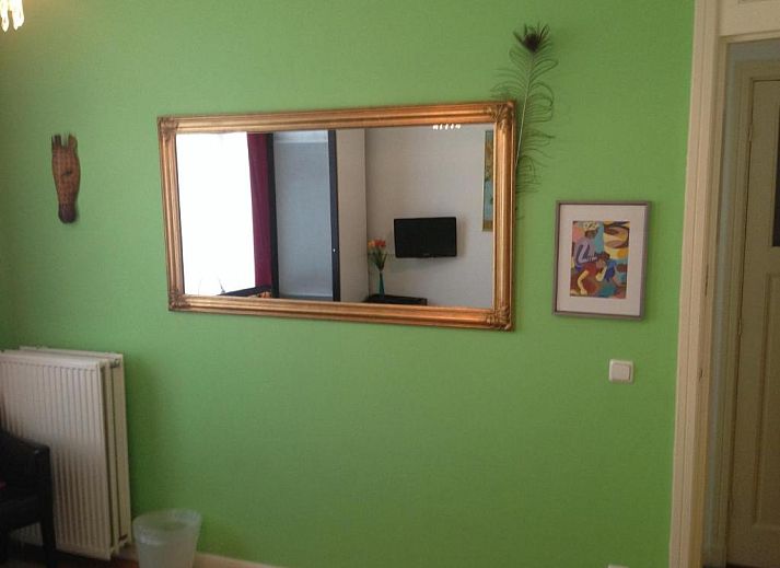 Gemuetliche Kaffeeecke mit Aussicht im Bed & Breakfast Maria in Rotterdam, einschliesslich einer Kaffeemaschine.