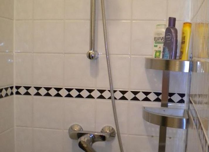 Gemuetliche Kaffeeecke mit Aussicht im Bed & Breakfast Maria in Rotterdam, einschliesslich einer Kaffeemaschine.