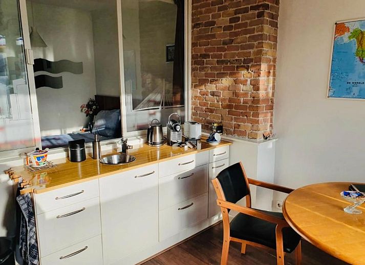 Imagine My B&B in Rotterdam with charming outdoor space and colorful canopy.