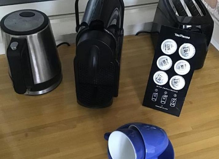 Imagine My B&B in Rotterdam with charming outdoor space and colorful canopy.