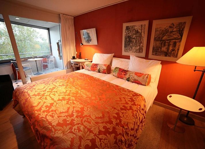 Relaxed atmosphere in the coffee corner of B&B de Singel in Utrecht, bed and breakfast with warm ambiance.