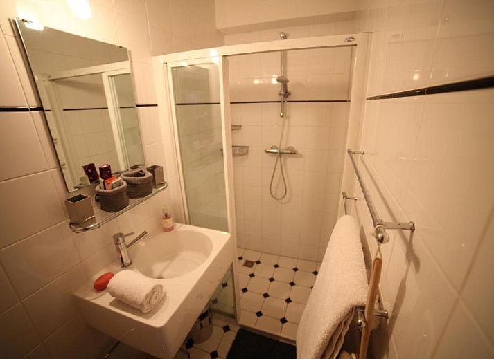 Relaxed atmosphere in the coffee corner of B&B de Singel in Utrecht, bed and breakfast with warm ambiance.