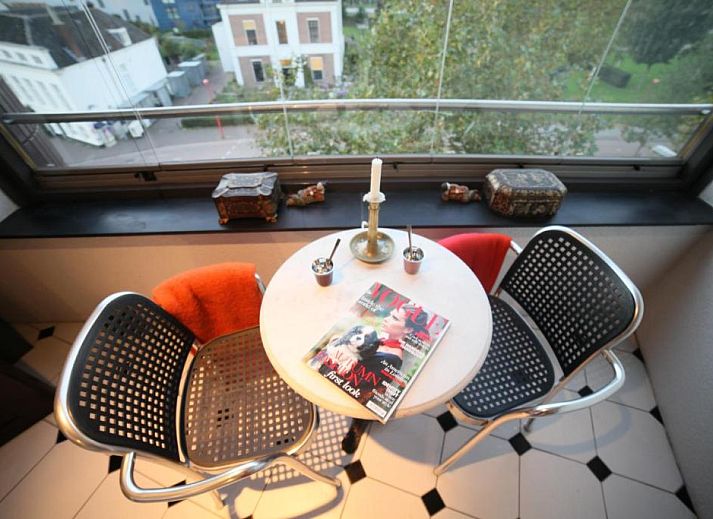 Relaxed atmosphere in the coffee corner of B&B de Singel in Utrecht, bed and breakfast with warm ambiance.